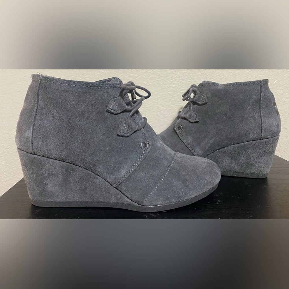 Like new Womens Suede Tom Gray Wedges with bag - size 8.5 - Picture 3 of 14